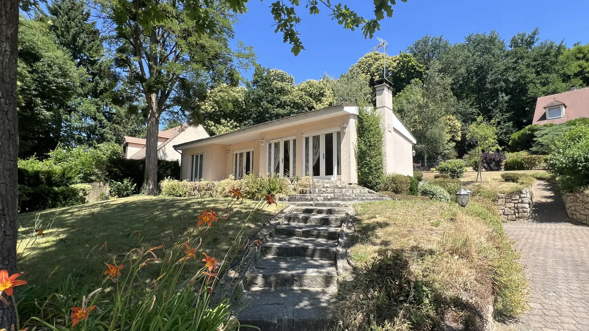 Maison de plain-pied à Boutigny-sur-Essonne avec jardin, terrasse et stationnement 