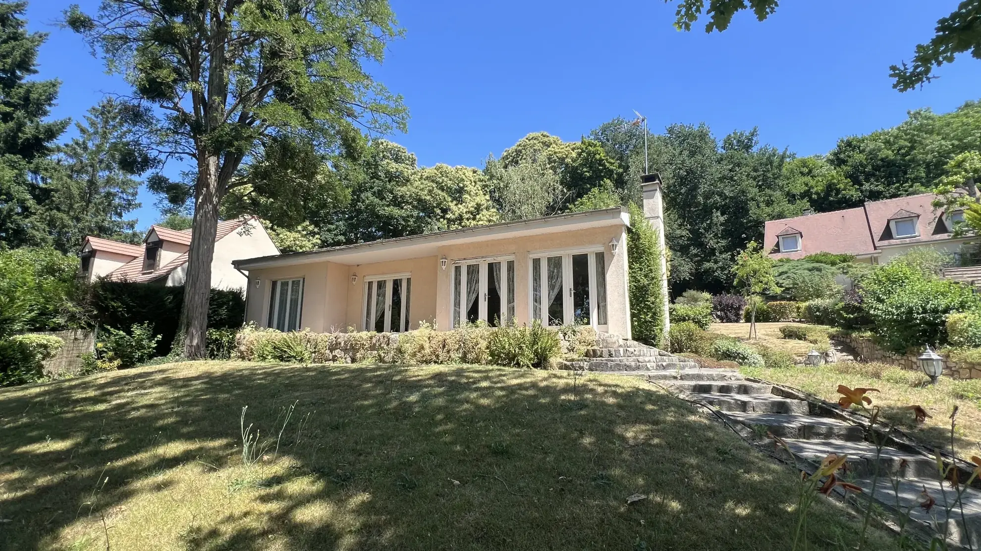 Maison de plain-pied à Boutigny-sur-Essonne avec jardin, terrasse et stationnement 