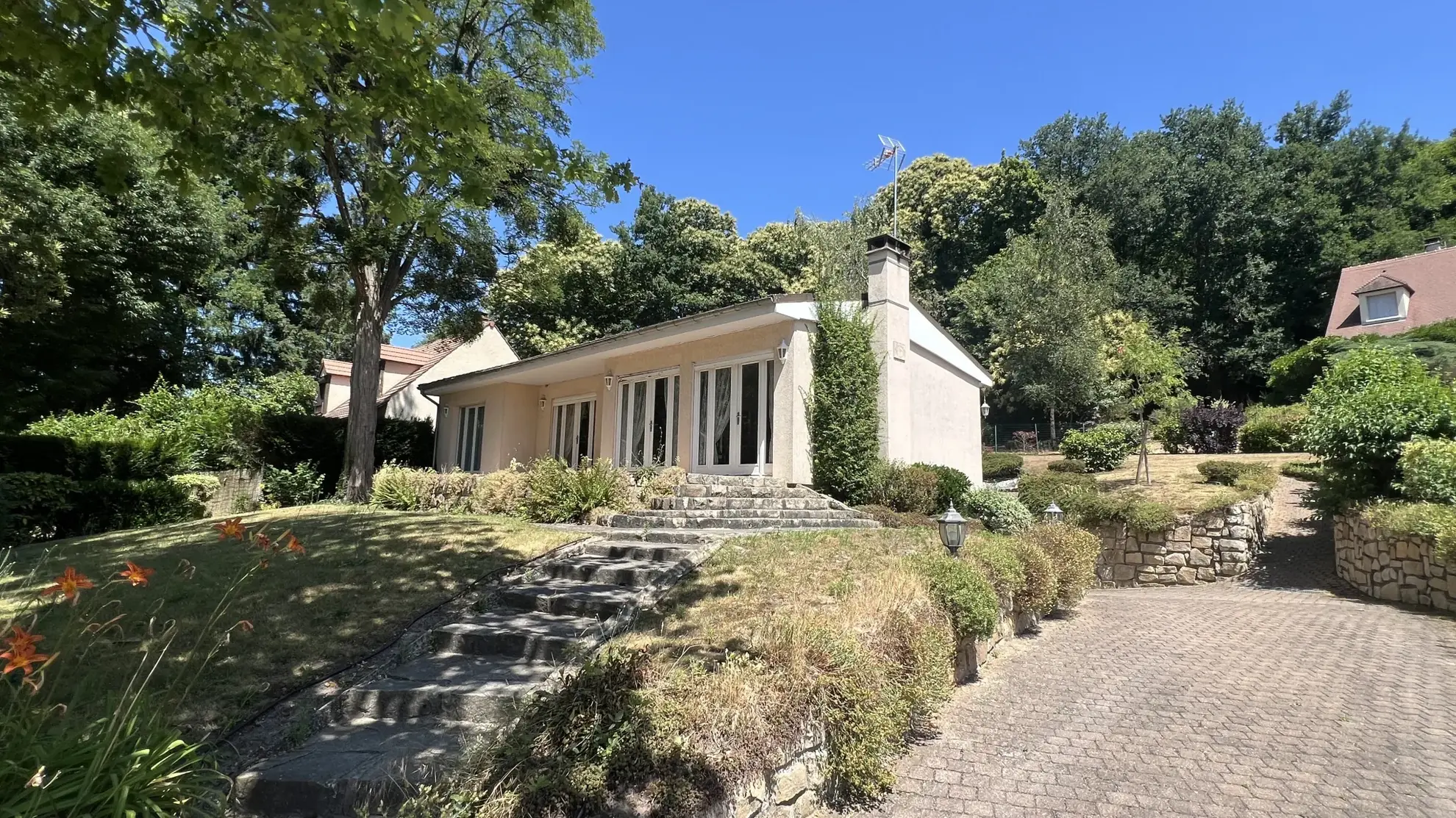 Maison de plain-pied à Boutigny-sur-Essonne avec jardin, terrasse et stationnement 