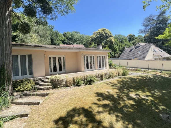 Maison de plain-pied à Boutigny-sur-Essonne avec jardin, terrasse et stationnement