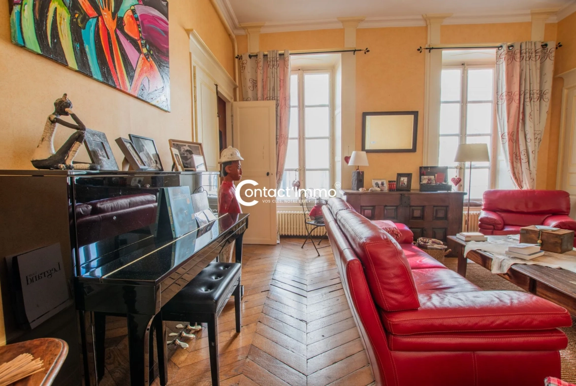 Appartement T5 de 143m² avec cave au cœur de Thiers 