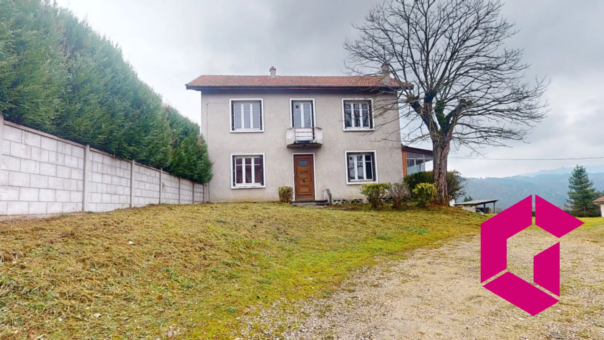 Maison à Retournac proche centre avec terrain constructible et travaux à prévoir 