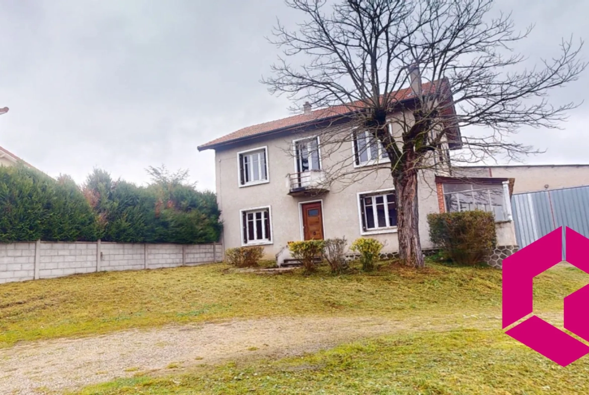 Maison à Retournac proche centre avec terrain constructible et travaux à prévoir 