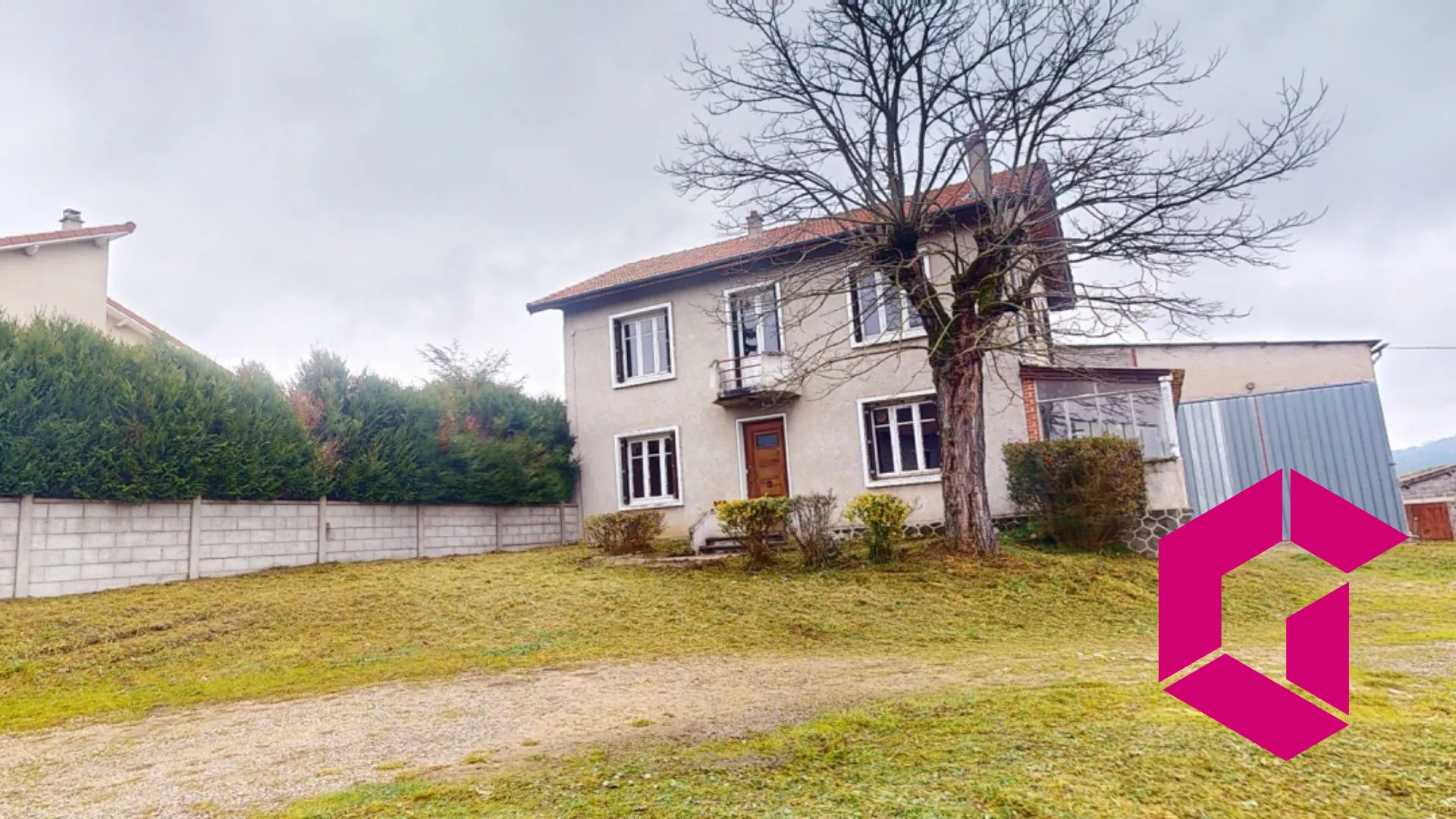 Maison à Retournac proche centre avec terrain constructible et travaux à prévoir 