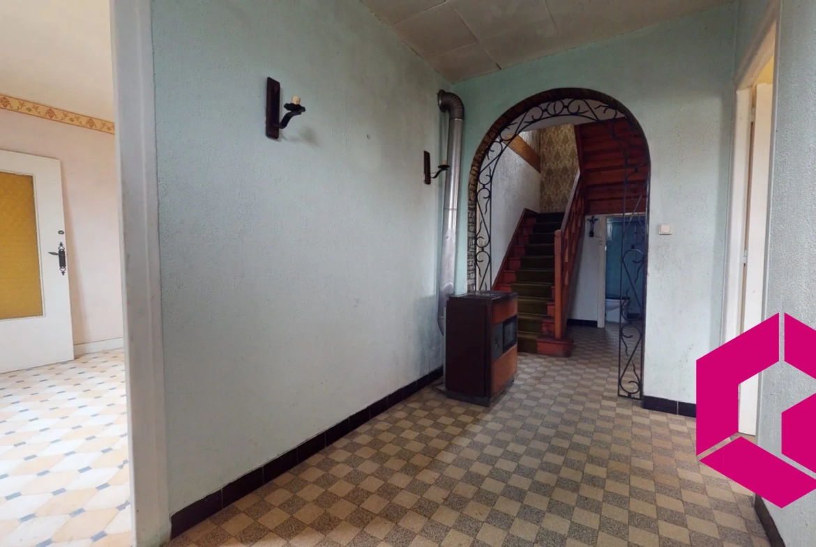 Maison à Retournac proche centre avec terrain constructible et travaux à prévoir 