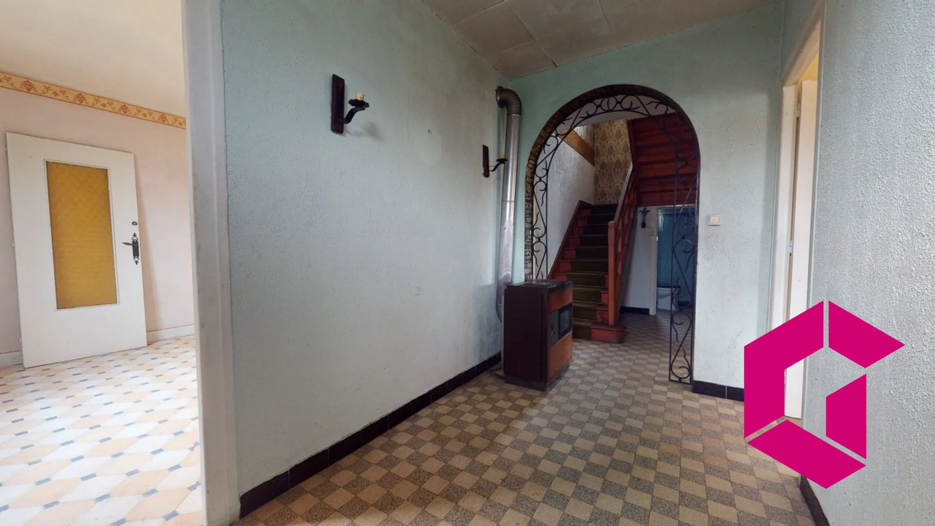 Maison à Retournac proche centre avec terrain constructible et travaux à prévoir 