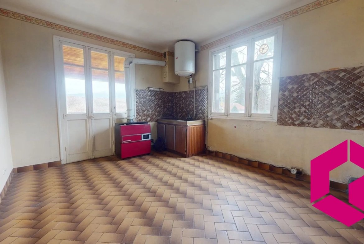 Maison à Retournac proche centre avec terrain constructible et travaux à prévoir 