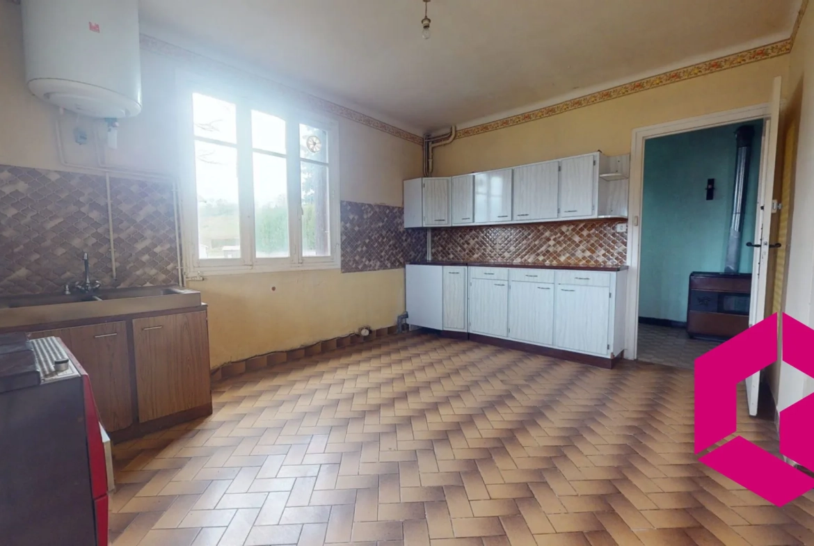 Maison à Retournac proche centre avec terrain constructible et travaux à prévoir 