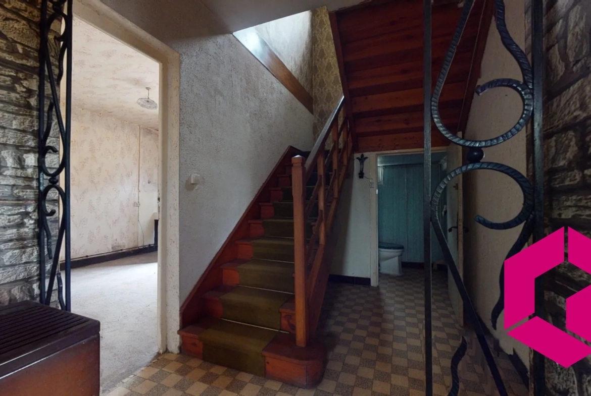 Maison à Retournac proche centre avec terrain constructible et travaux à prévoir 