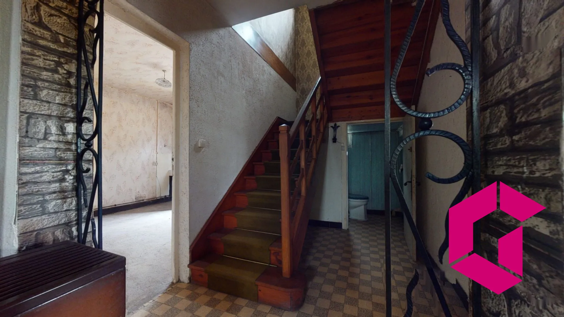 Maison à Retournac proche centre avec terrain constructible et travaux à prévoir 
