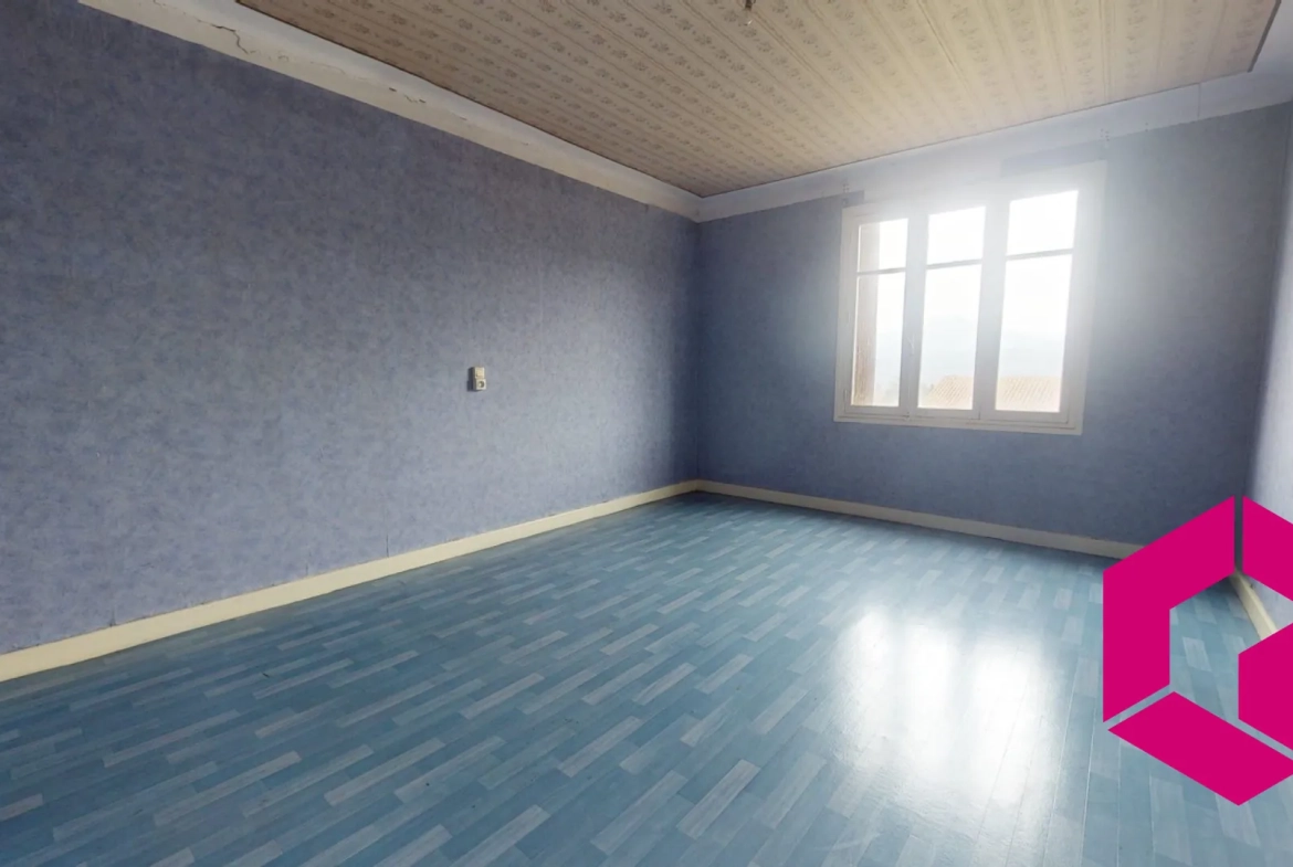 Maison à Retournac proche centre avec terrain constructible et travaux à prévoir 