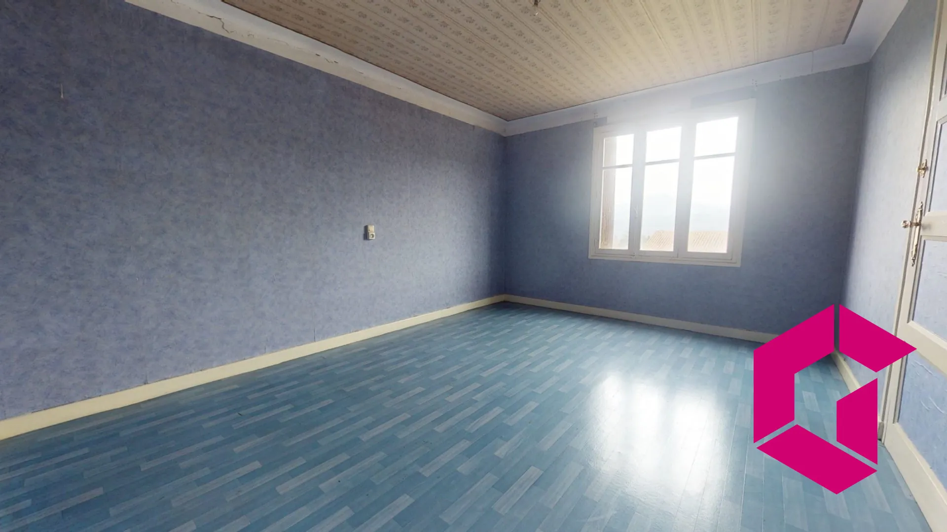 Maison à Retournac proche centre avec terrain constructible et travaux à prévoir 