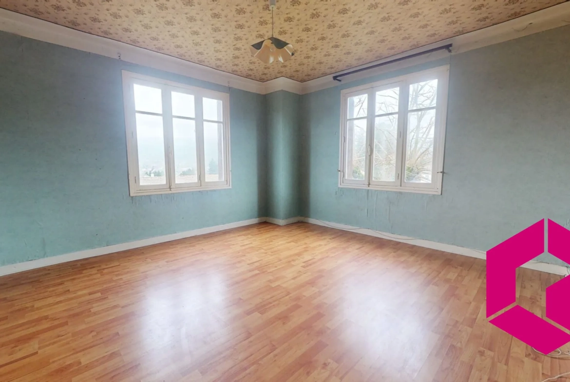 Maison à Retournac proche centre avec terrain constructible et travaux à prévoir 