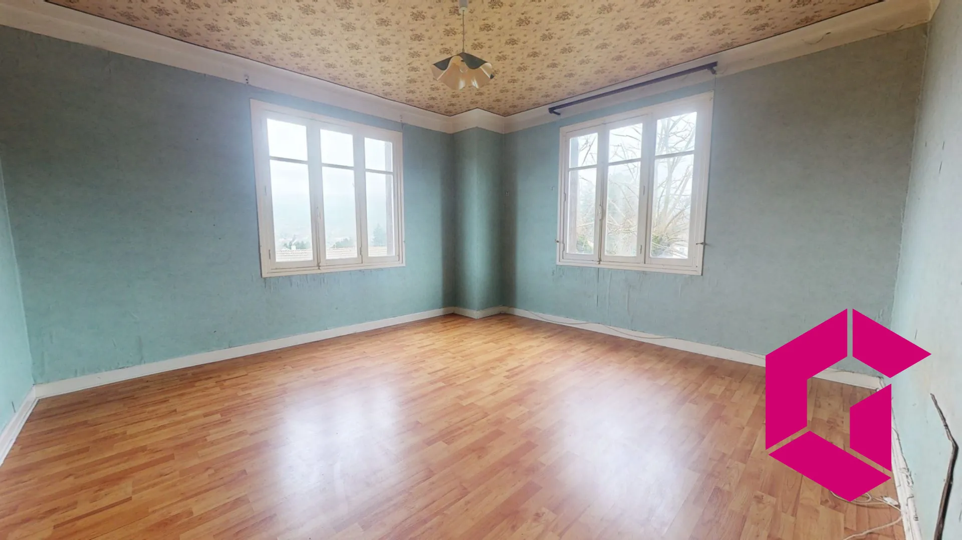 Maison à Retournac proche centre avec terrain constructible et travaux à prévoir 
