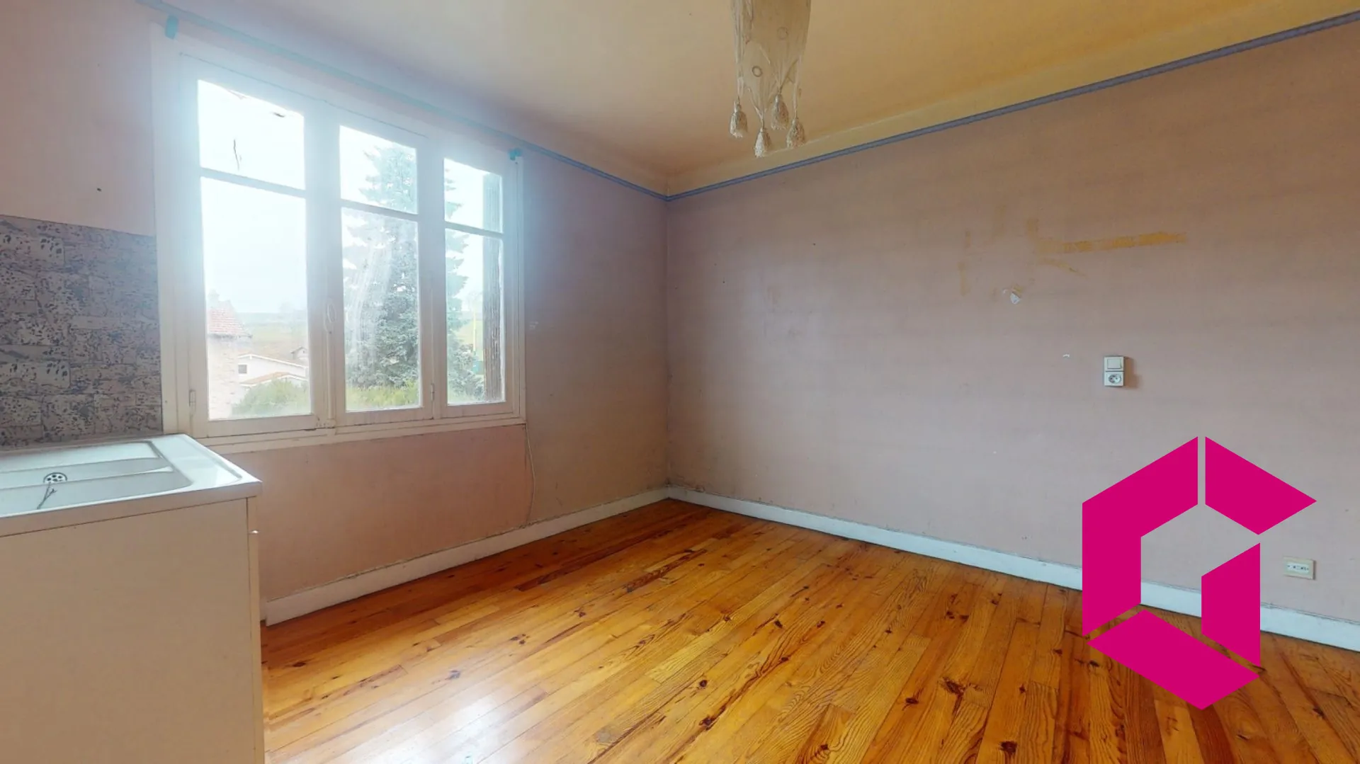 Maison à Retournac proche centre avec terrain constructible et travaux à prévoir 