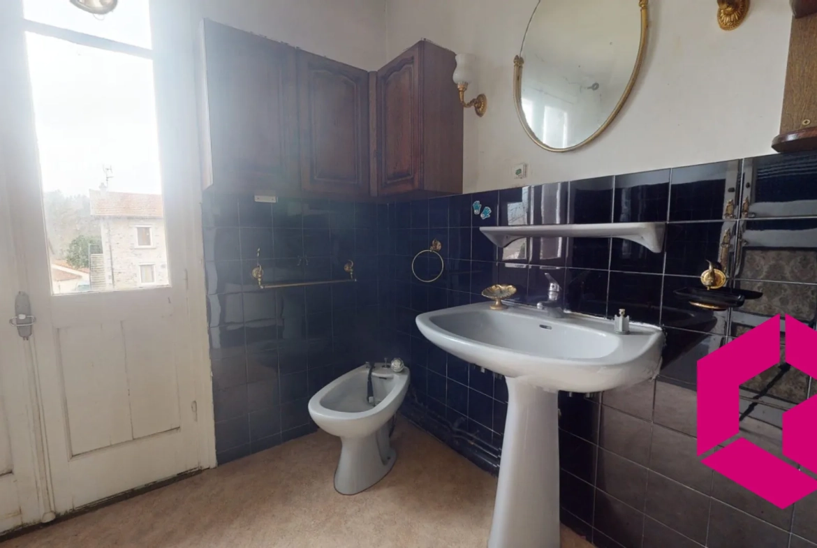 Maison à Retournac proche centre avec terrain constructible et travaux à prévoir 