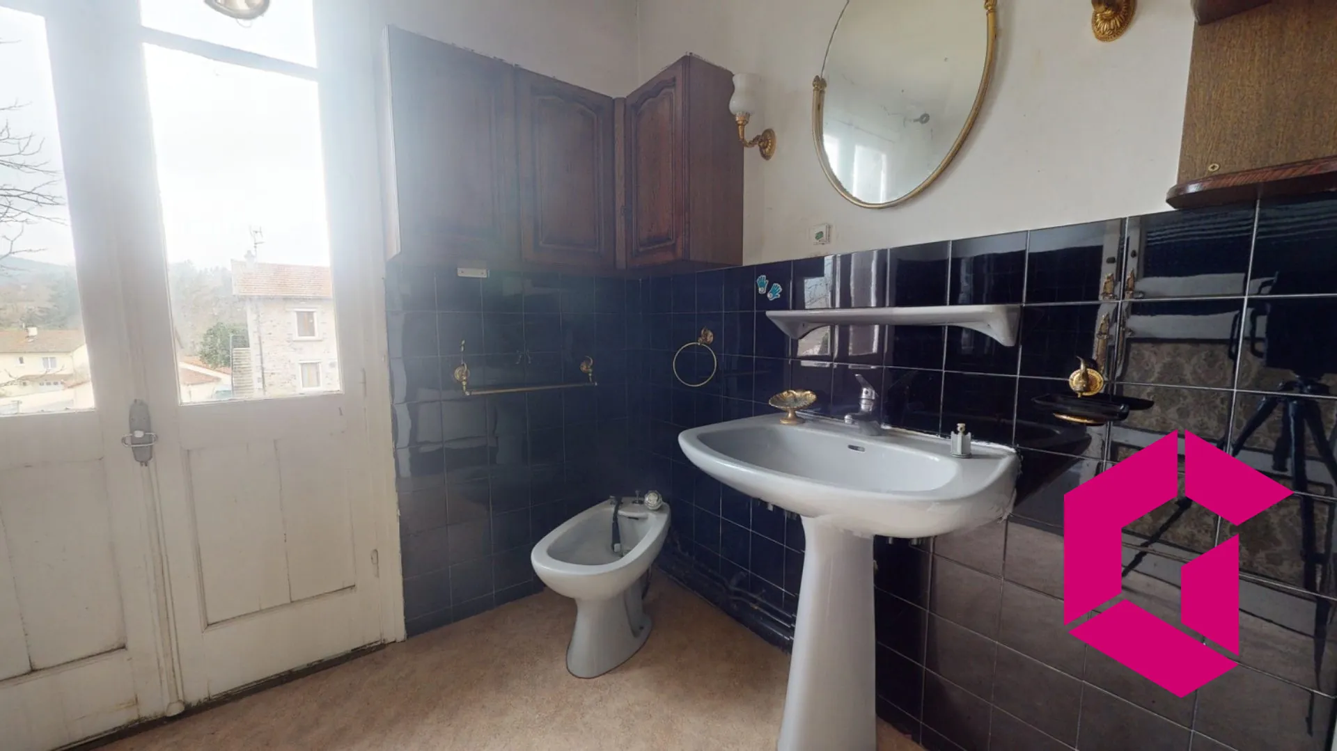 Maison à Retournac proche centre avec terrain constructible et travaux à prévoir 