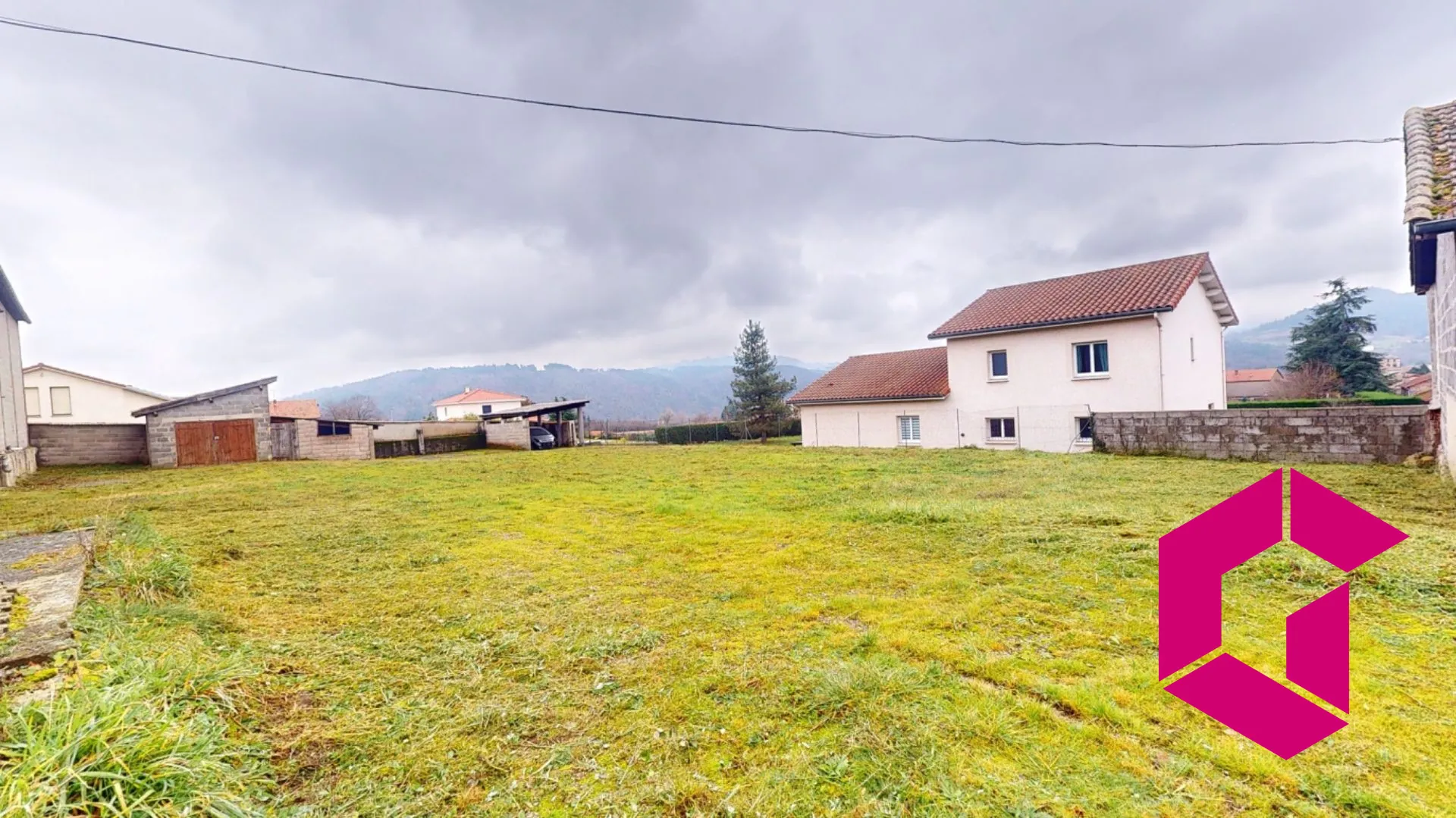 Maison à Retournac proche centre avec terrain constructible et travaux à prévoir 