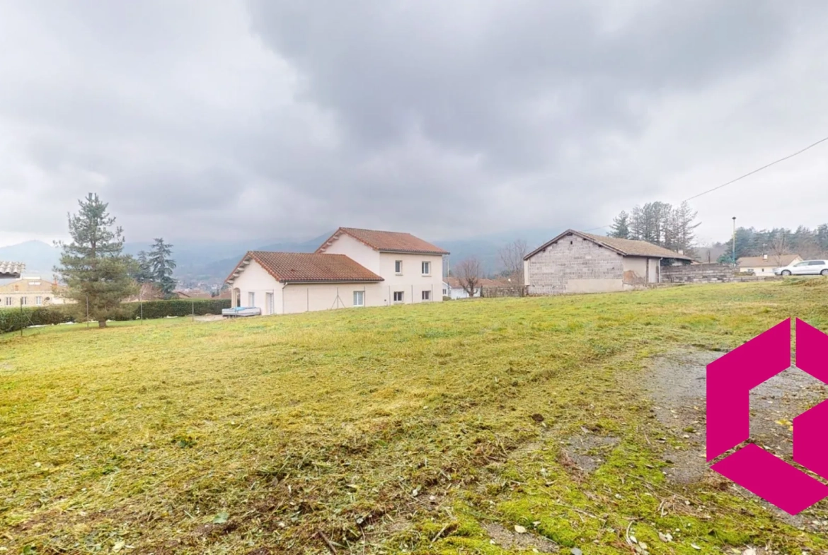 Maison à Retournac proche centre avec terrain constructible et travaux à prévoir 