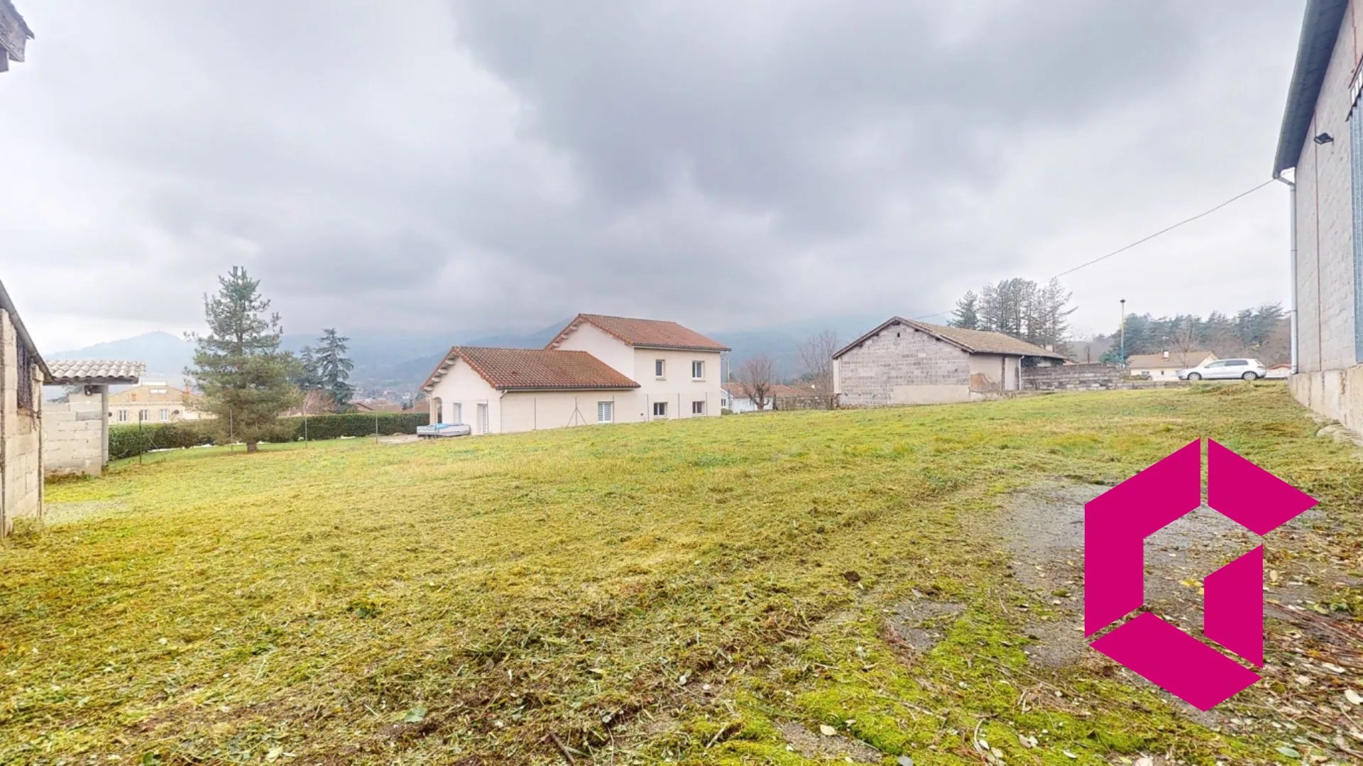 Maison à Retournac proche centre avec terrain constructible et travaux à prévoir 