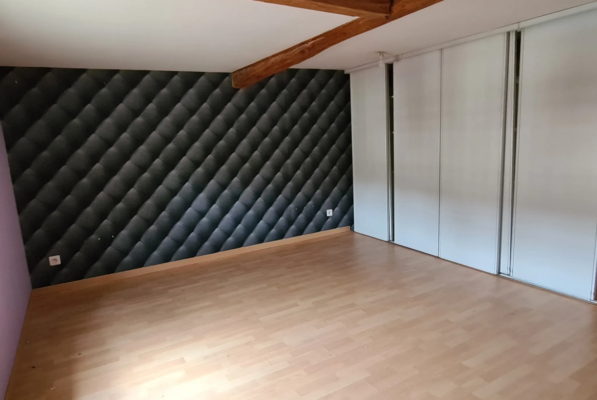 Ensemble immobilier à Villiers en lieu avec 8 chambres, garage et terrain de 1630 m² 
