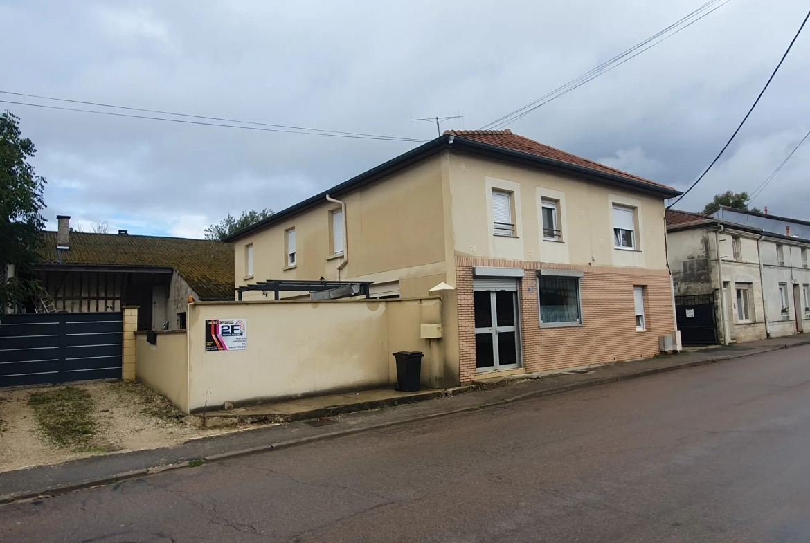 Ensemble immobilier à Villiers en lieu avec 8 chambres, garage et terrain de 1630 m² 