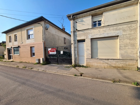 Ensemble immobilier à Villiers en lieu avec 8 chambres, garage et terrain de 1630 m²