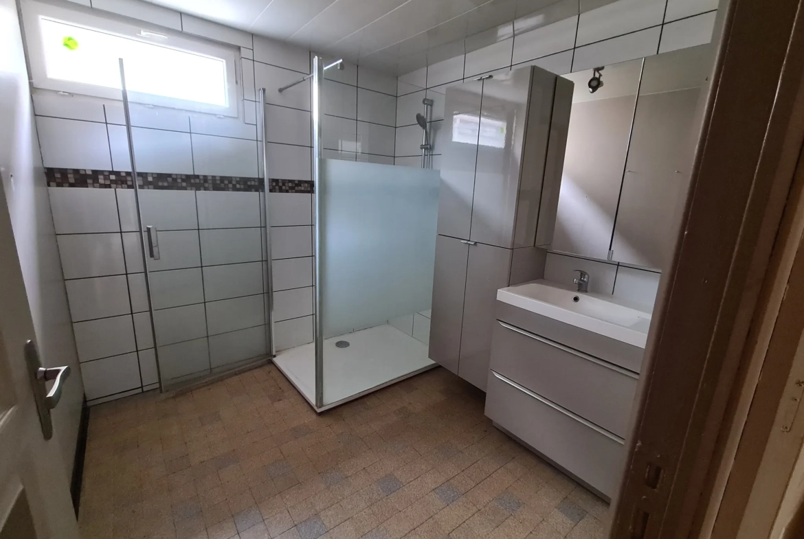 Ensemble immobilier à Villiers en lieu avec 8 chambres, garage et terrain de 1630 m² 