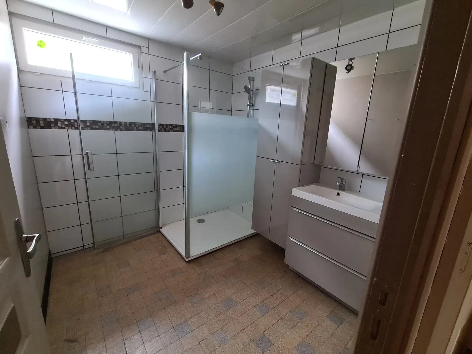 Ensemble immobilier à Villiers en lieu avec 8 chambres, garage et terrain de 1630 m² 