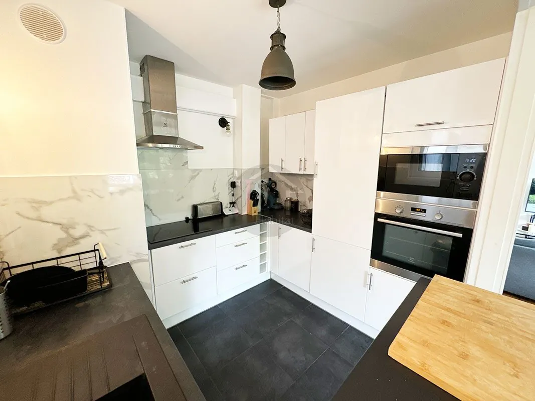 Appartement 2 pièces de 57 m² à Strasbourg face au tramway avec cuisine équipée 