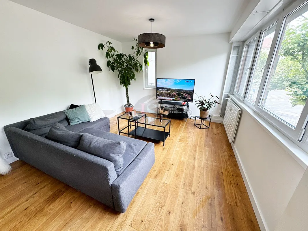 Appartement 2 pièces de 57 m² à Strasbourg face au tramway avec cuisine équipée 