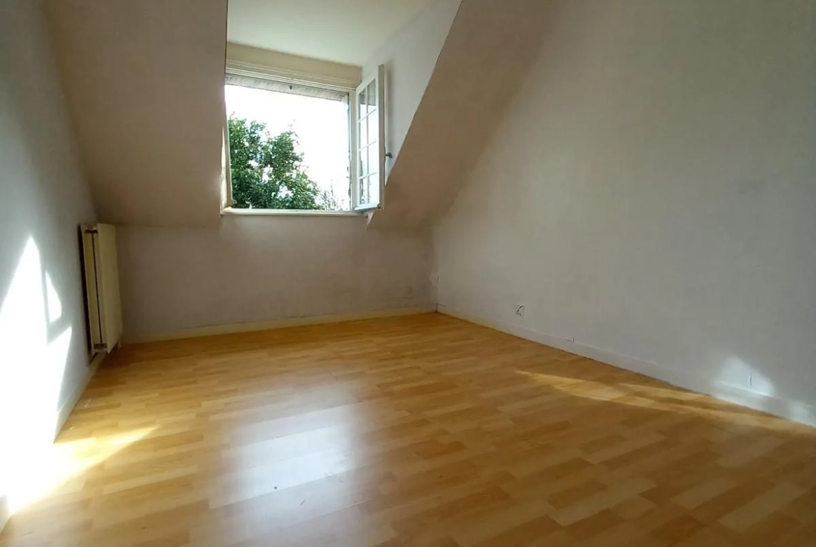 Maison en pierre à Louvigné-du-Désert avec garage et terrain de 1775 m² 