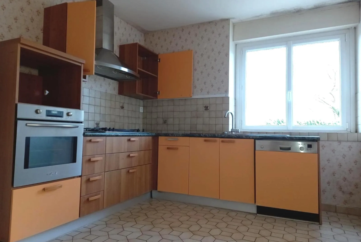 Maison en pierre à Louvigné-du-Désert avec garage et terrain de 1775 m² 