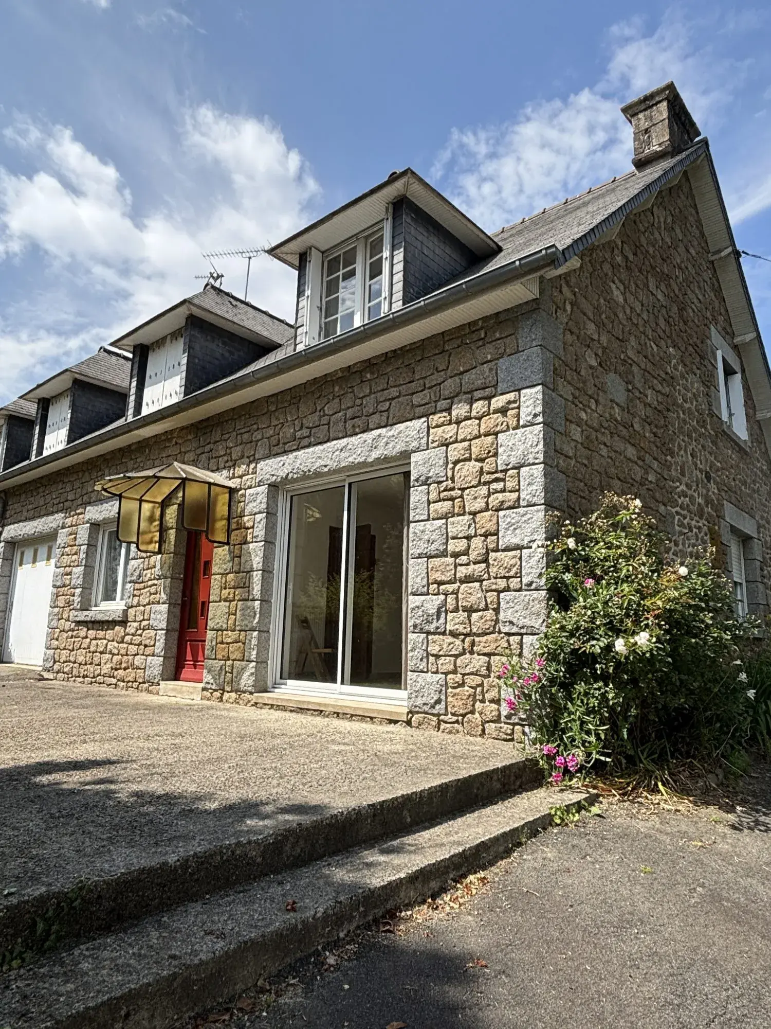 Maison en pierre à Louvigné-du-Désert avec garage et terrain de 1775 m² 