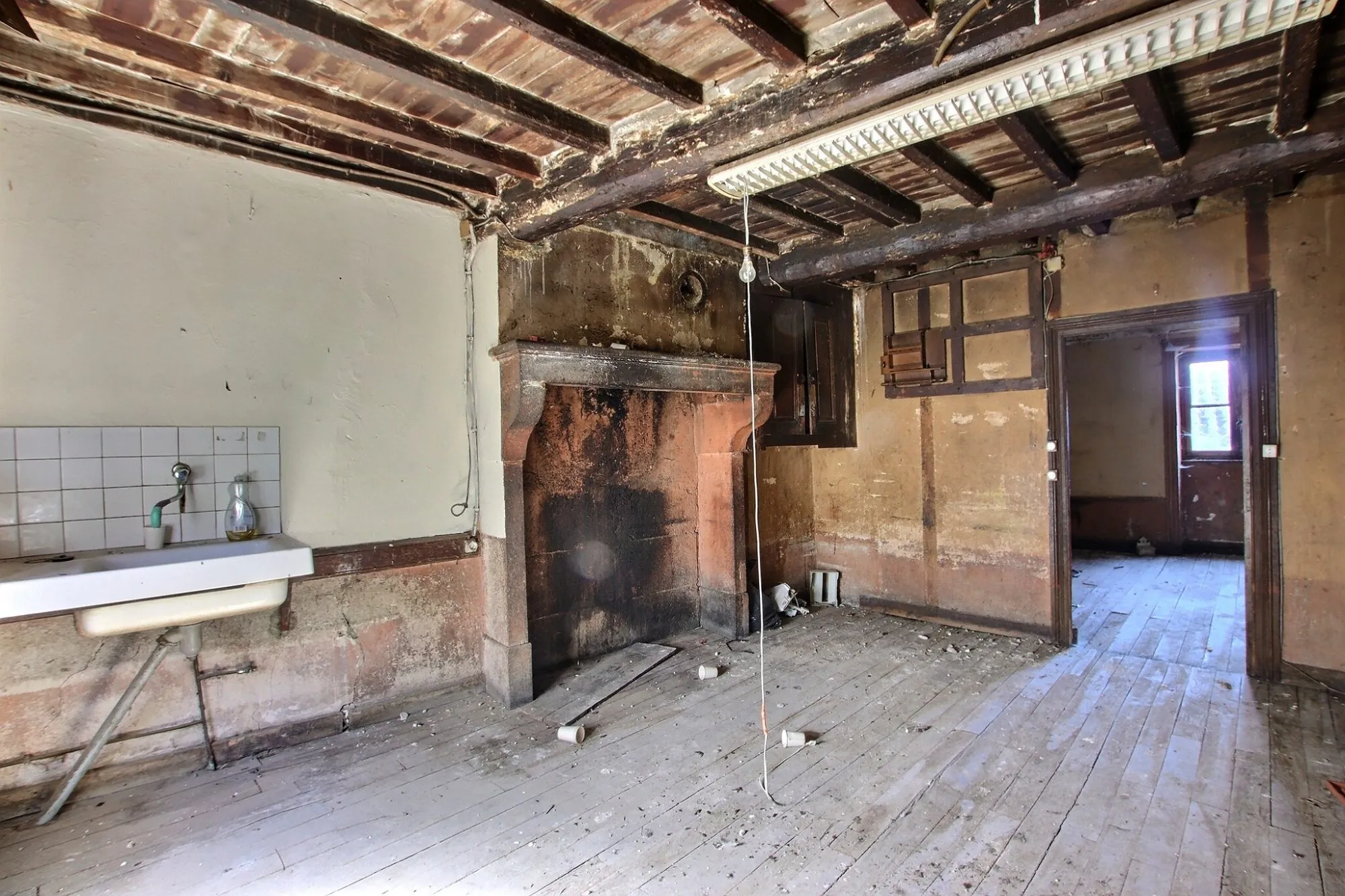 Maison à rénover de 95 m² à Dallet Mur-sur-Allier avec balcon et cave 