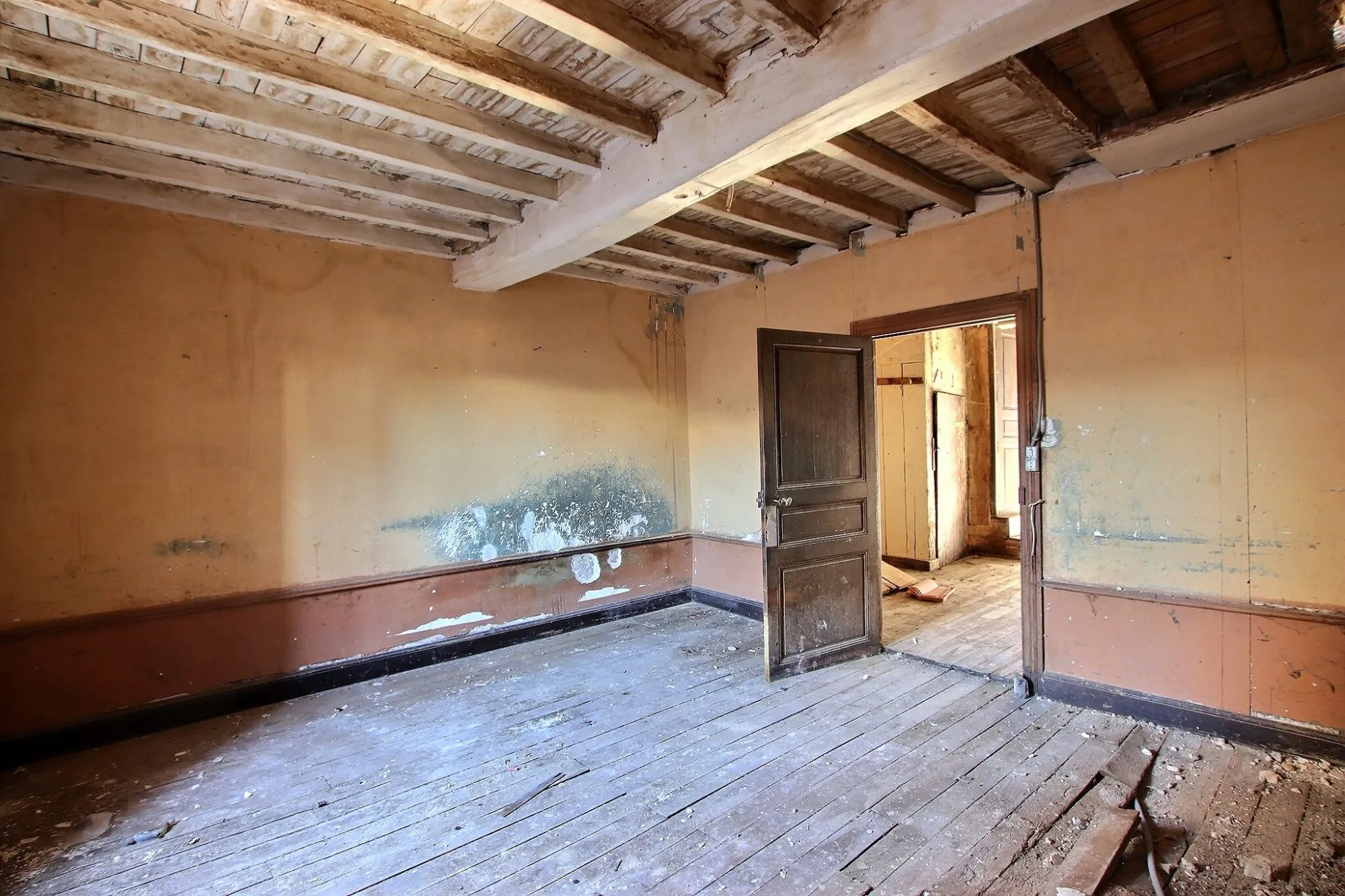 Maison à rénover de 95 m² à Dallet Mur-sur-Allier avec balcon et cave 