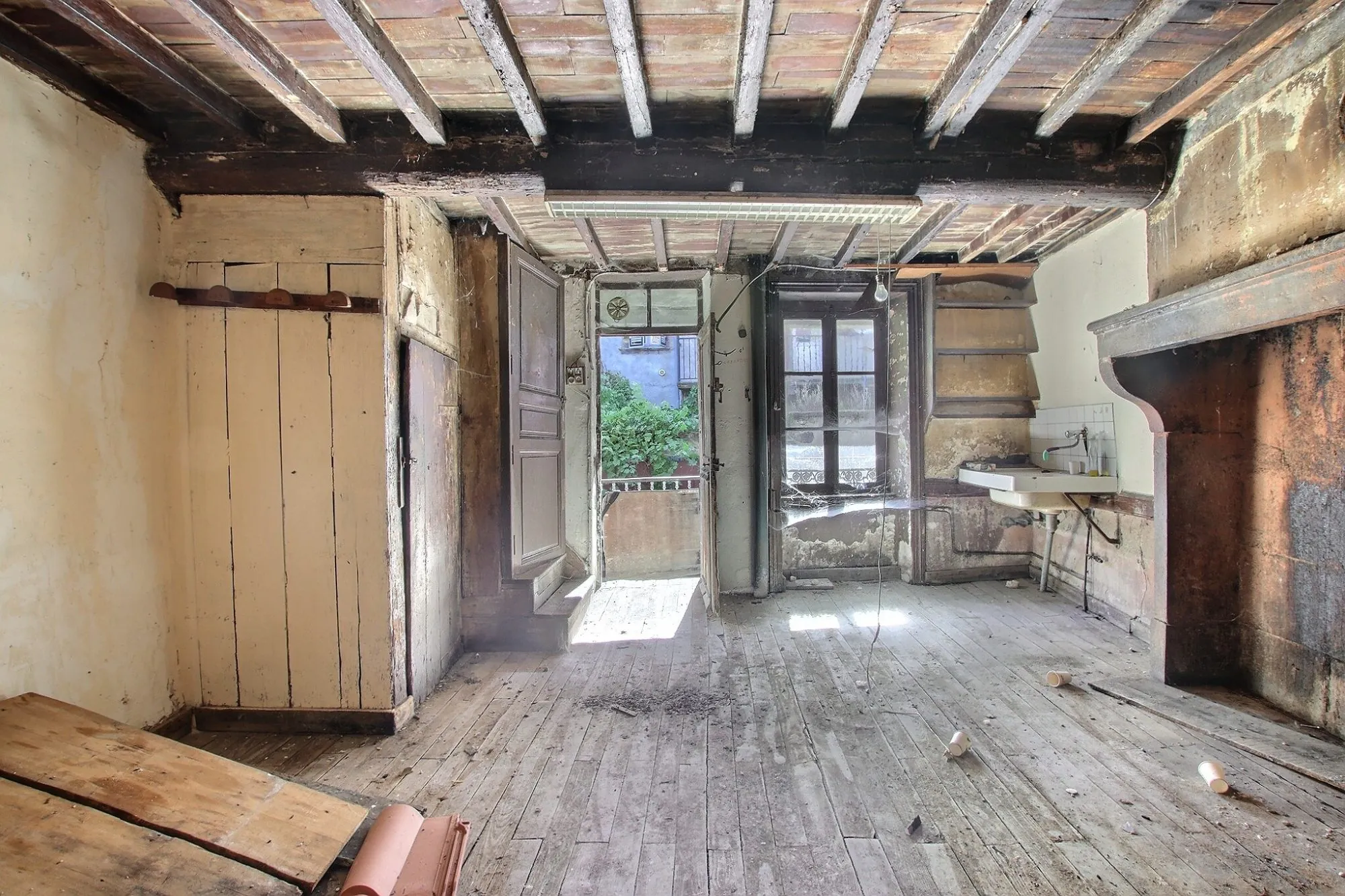 Maison à rénover de 95 m² à Dallet Mur-sur-Allier avec balcon et cave 