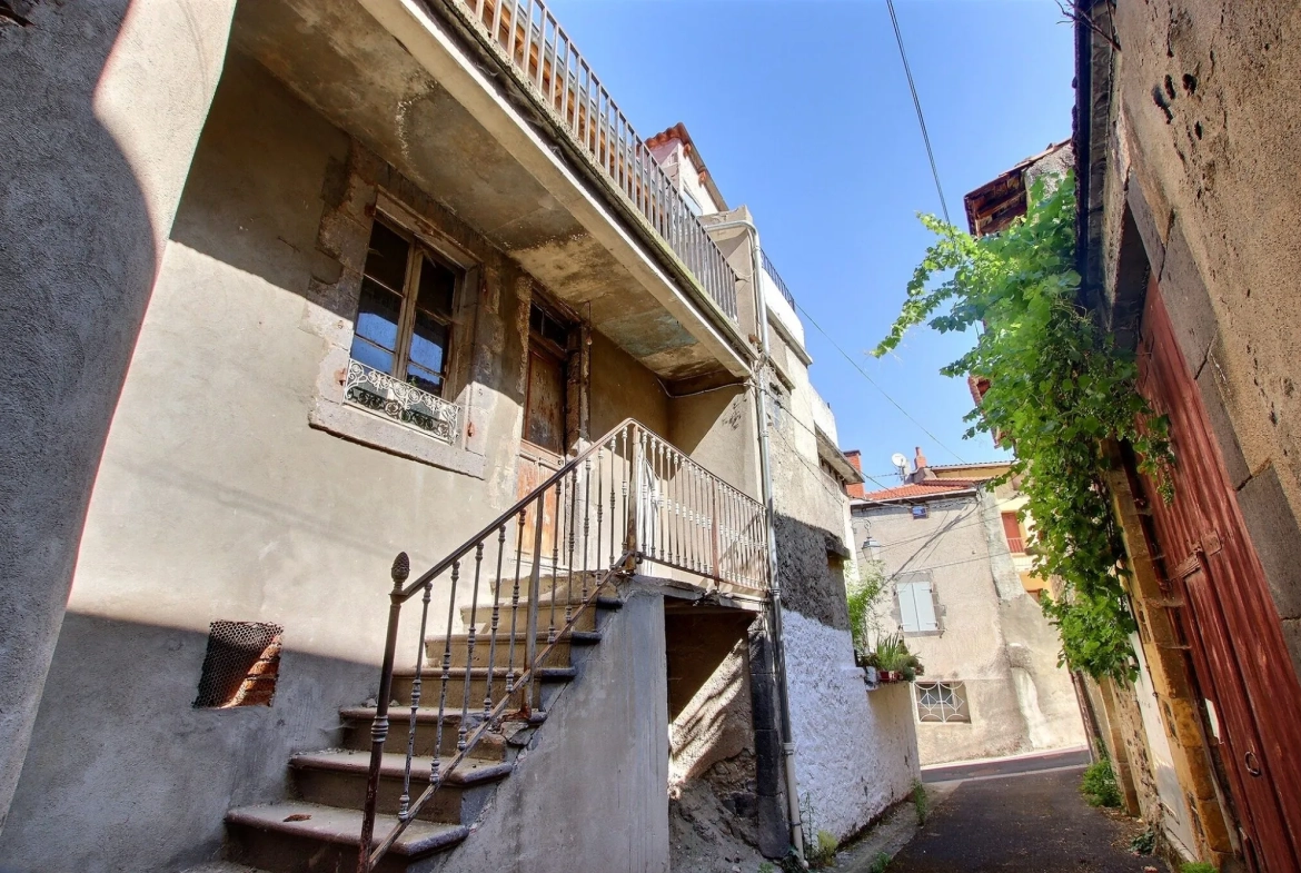 Maison à rénover de 95 m² à Dallet Mur-sur-Allier avec balcon et cave 