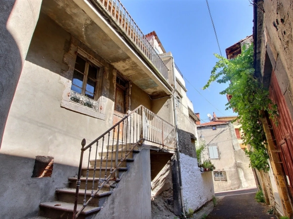 Maison à rénover de 95 m² à Dallet Mur-sur-Allier avec balcon et cave
