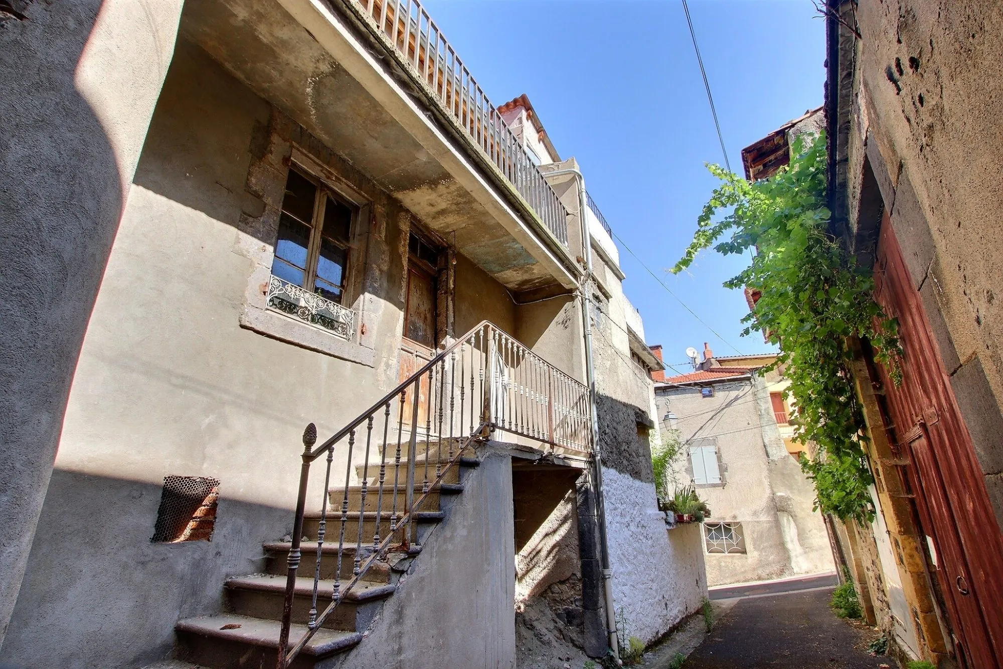 Maison à rénover de 95 m² à Dallet Mur-sur-Allier avec balcon et cave 
