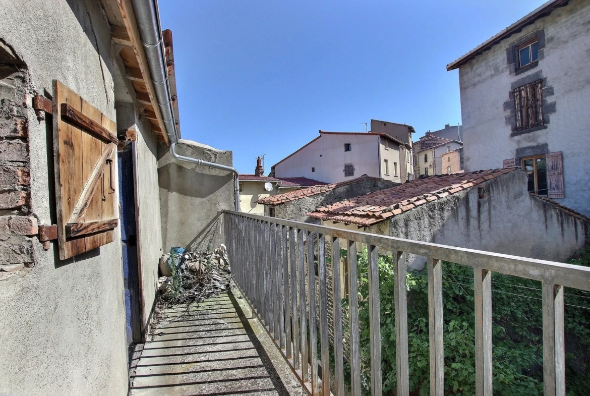 Maison à rénover de 95 m² à Dallet Mur-sur-Allier avec balcon et cave 
