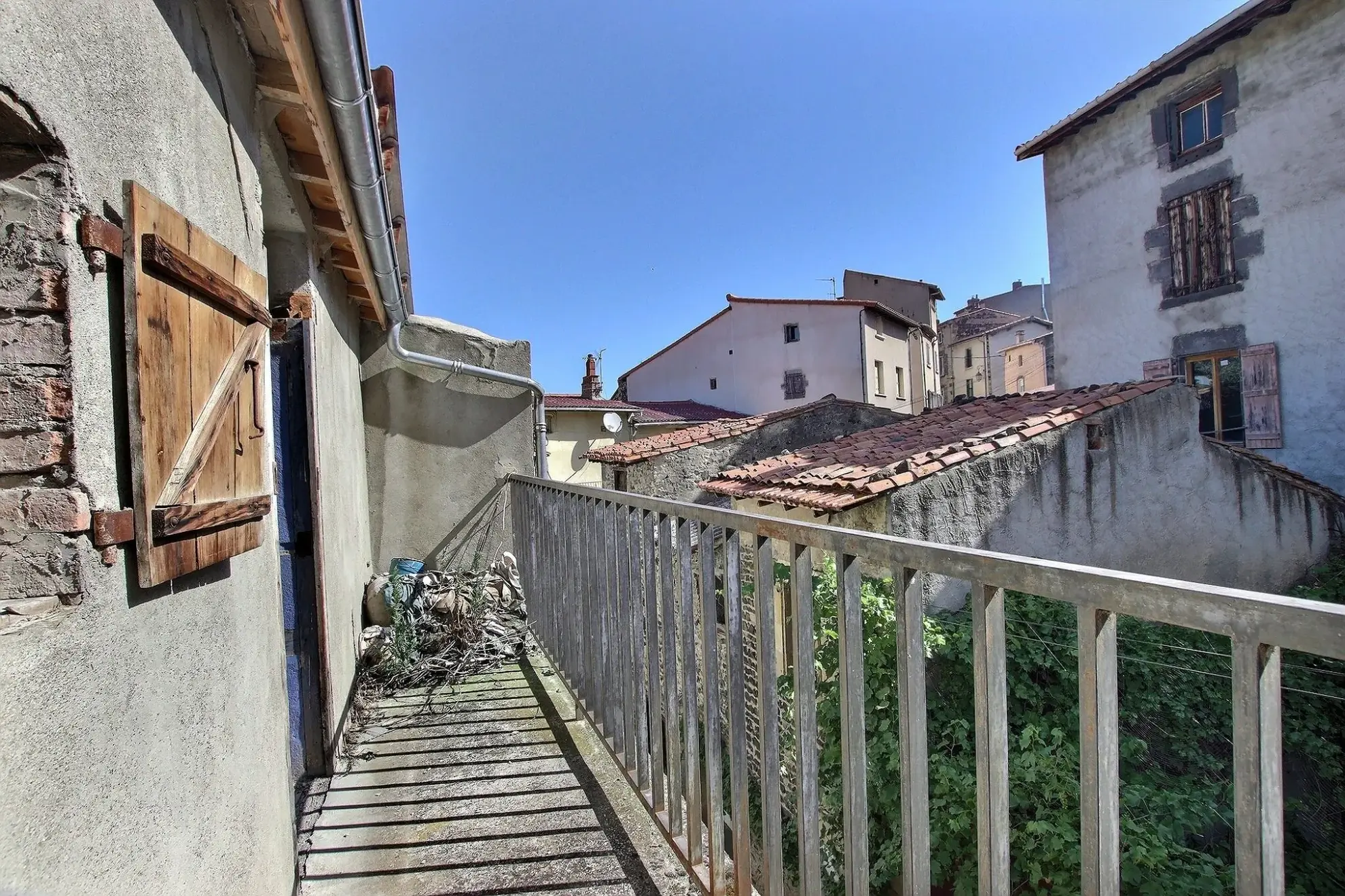 Maison à rénover de 95 m² à Dallet Mur-sur-Allier avec balcon et cave 