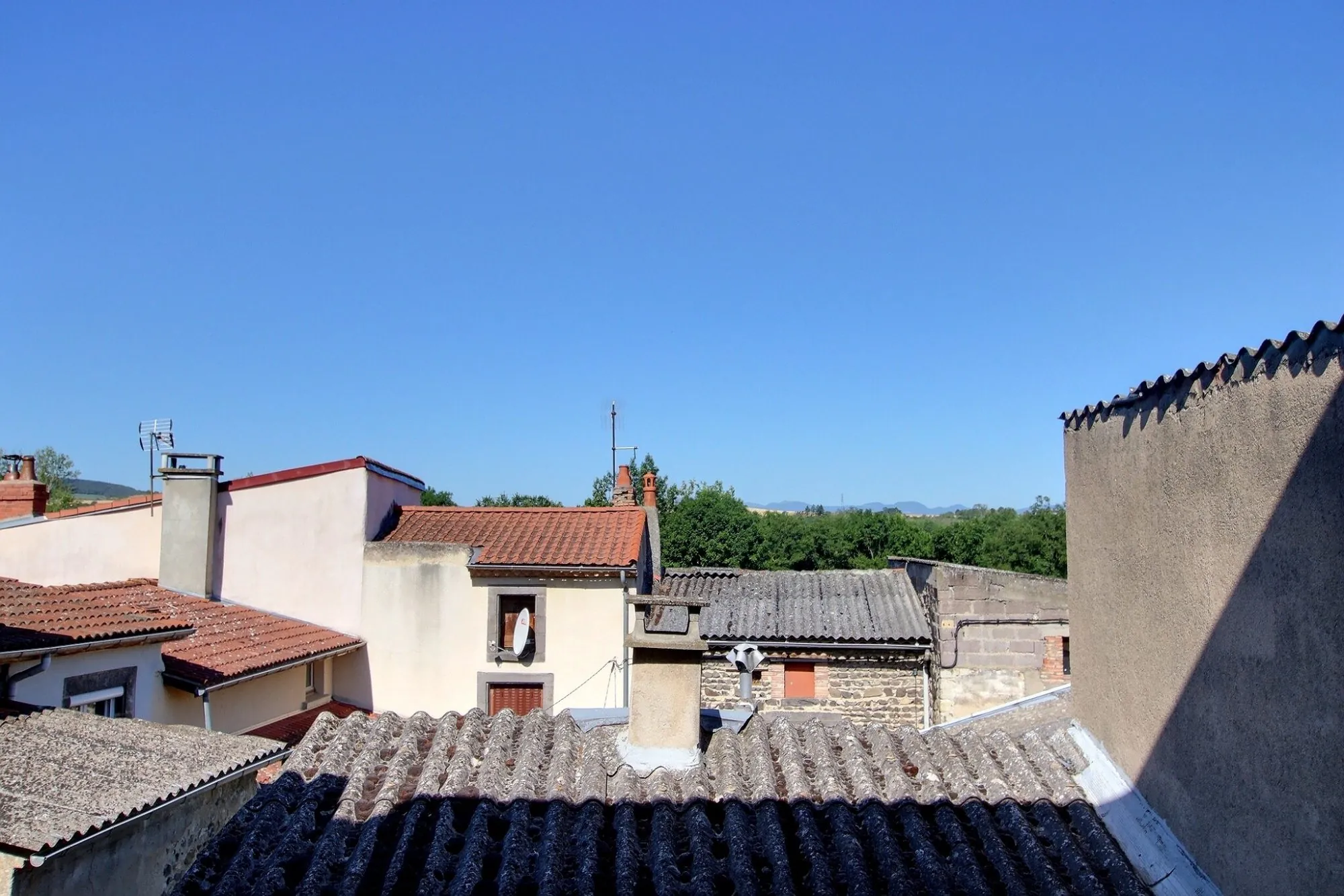 Maison à rénover de 95 m² à Dallet Mur-sur-Allier avec balcon et cave 