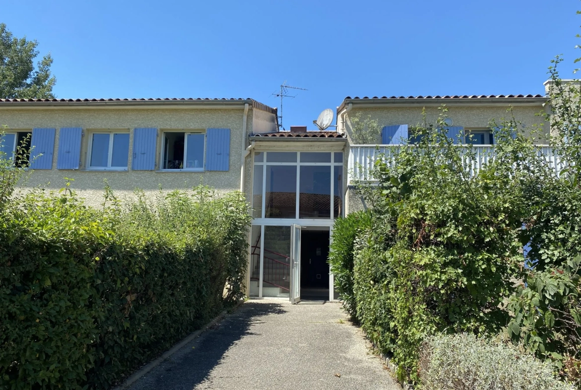 entrée immeuble Bel appartement T3 avec terrasse, piscine et parking à Montélimar 