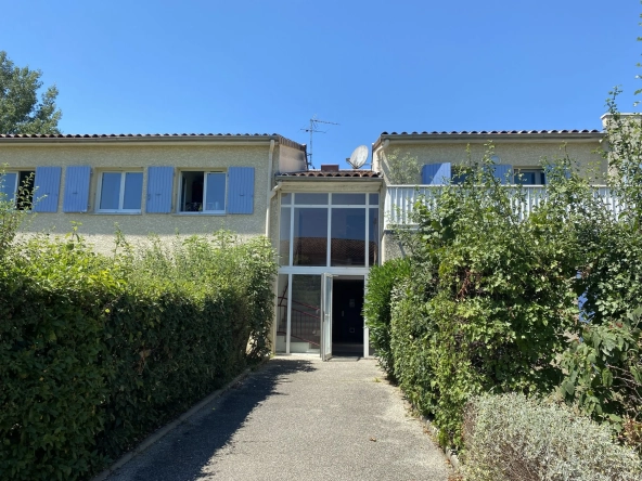 entrée immeuble Bel appartement T3 avec terrasse, piscine et parking à Montélimar