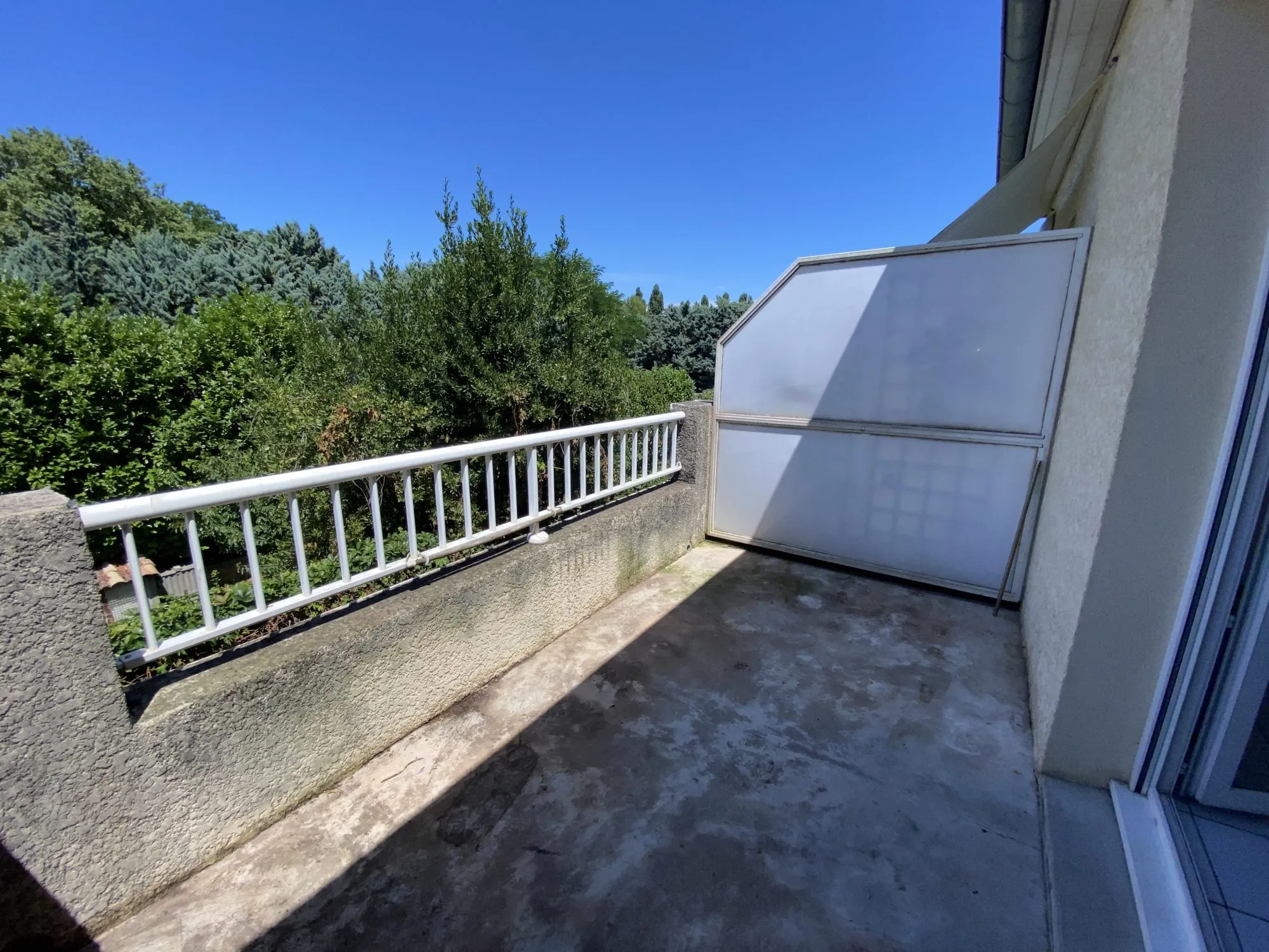 terrasse Bel appartement T3 avec terrasse, piscine et parking à Montélimar 