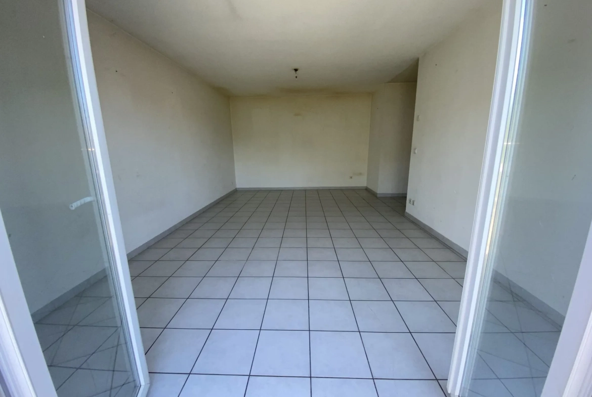 pièce de vie  Bel appartement T3 avec terrasse, piscine et parking à Montélimar 