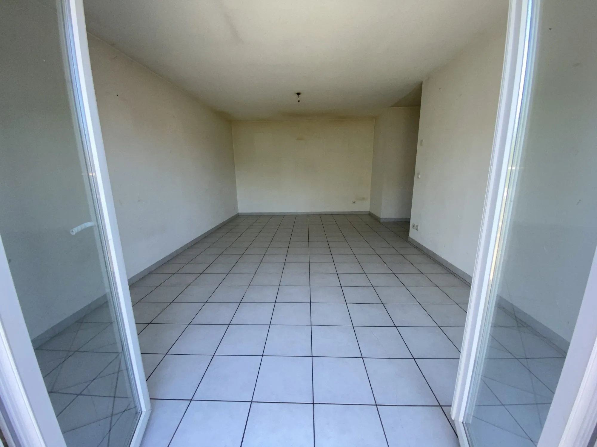 pièce de vie  Bel appartement T3 avec terrasse, piscine et parking à Montélimar 
