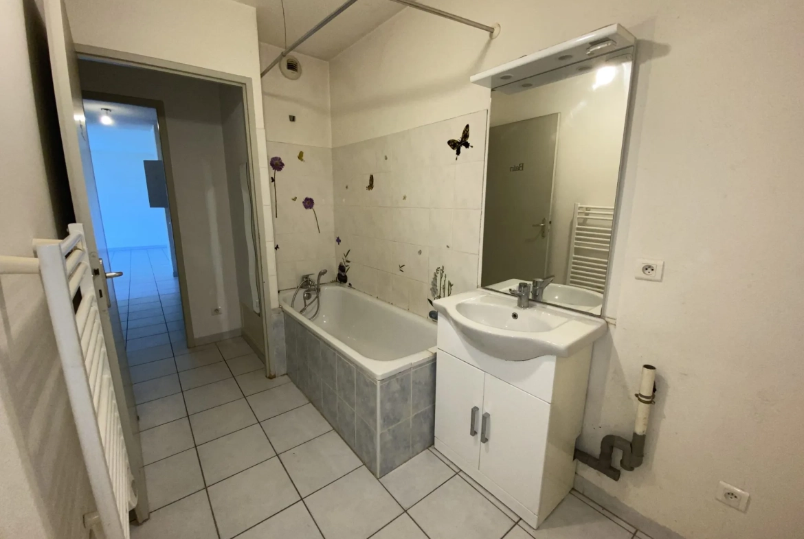 salle de bain Bel appartement T3 avec terrasse, piscine et parking à Montélimar 