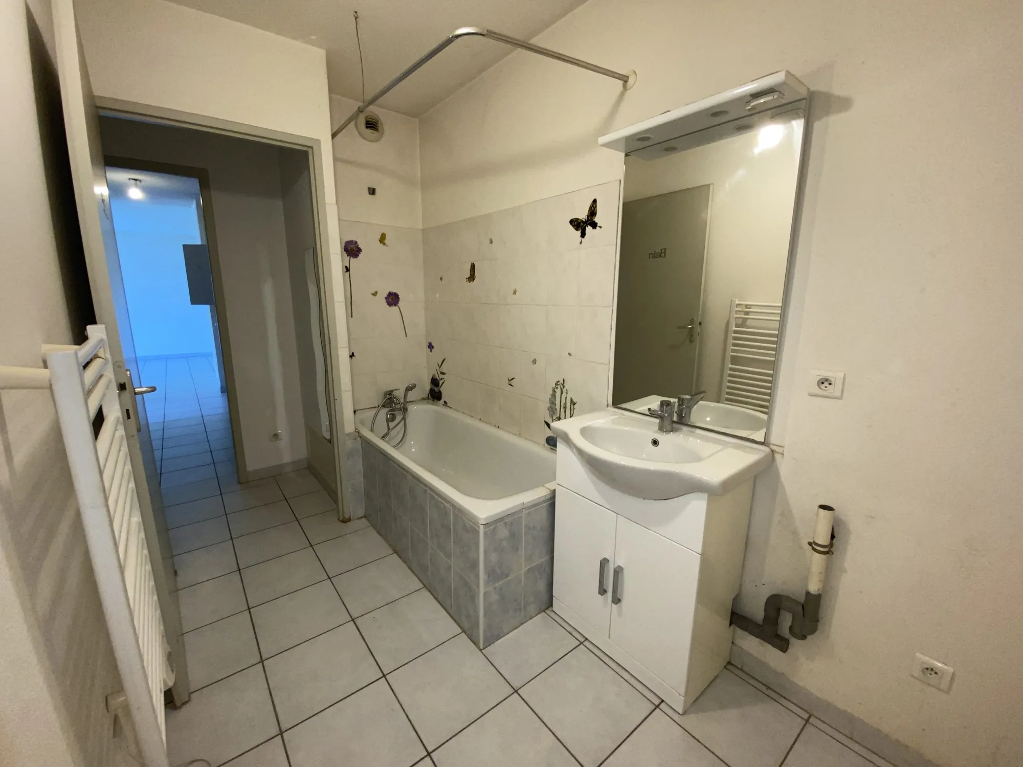 salle de bain Bel appartement T3 avec terrasse, piscine et parking à Montélimar 